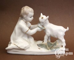 Скульптура "Девочка с козленком"